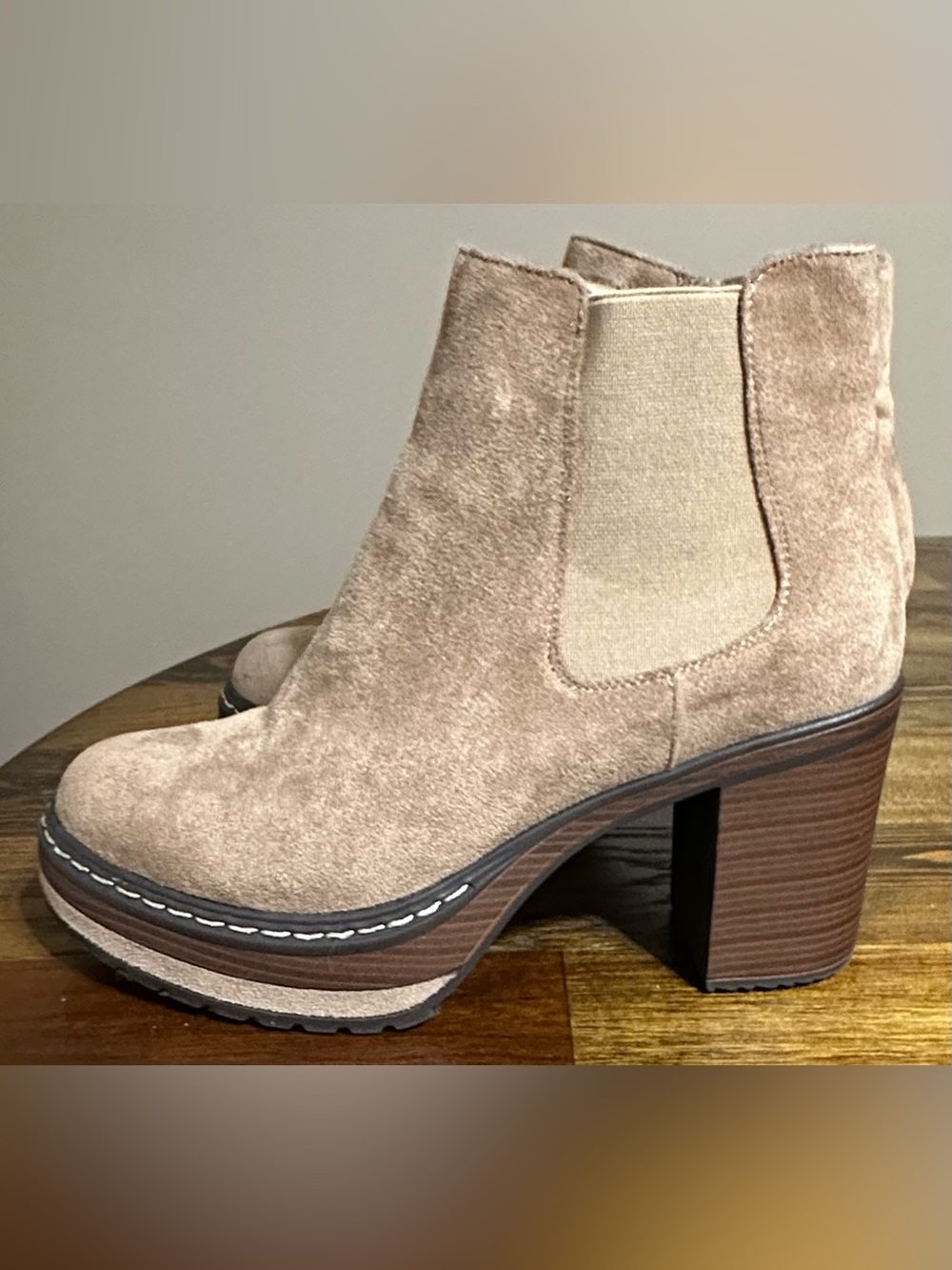Pierre Dumas Women's Tan Suede Platform Ankle Boots. new without box - Picture 3 of 6